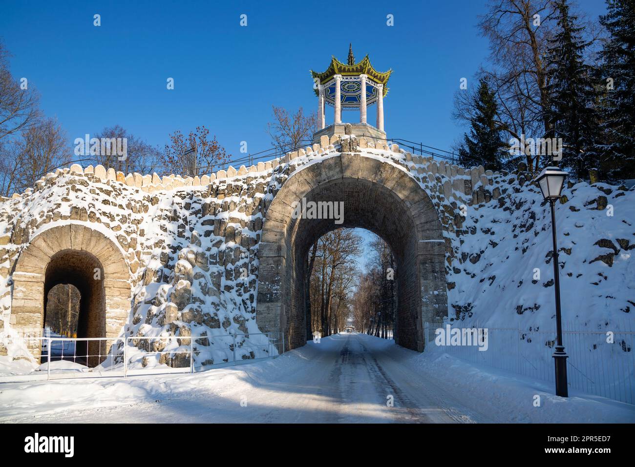 Il vecchio ponte Bolshoy Kapriz in una giornata invernale. Tsarskoye Selo (Pushkin), Russia Foto Stock