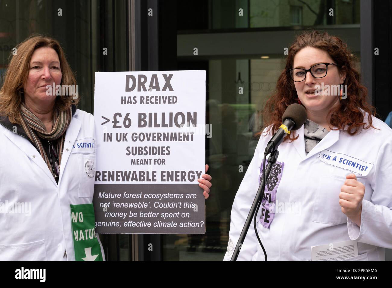 Londra, Regno Unito. 26th aprile 2023. Attivisti del clima, tra cui scienziati per XR, Biofuel Watch, Stop Burning Trees Coalition e Money Rebellion protestano al di fuori dell'AGM di Drax Group PLC per l'impatto ambientale e umano delle sue operazioni. L'ex centrale a carbone Drax, che riceve ingenti sovvenzioni pubbliche, brucia i pellet di legno importati, anche da alberi abbattuti nelle foreste primarie, ed è uno dei più grandi emettitori di CO2 e di particolato (PM10) nel Regno Unito. I critici contestano anche la sua affermazione di essere una fonte di energia rinnovabile. Credit: Ron Fassbender/Alamy Live News. Foto Stock