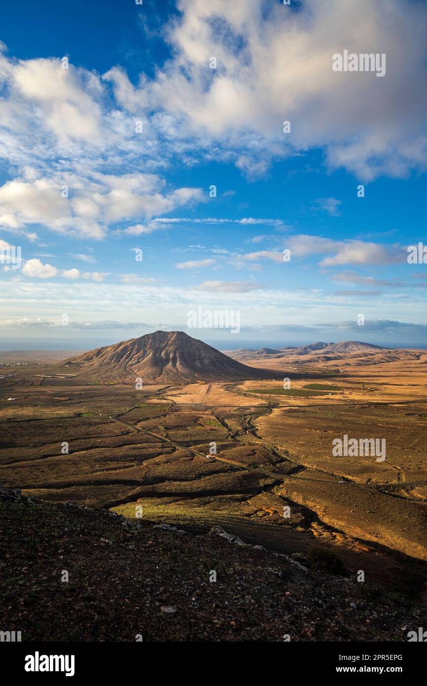Affacciato sul monte Tindaya la Oliva Fuerteventura nella luce della sera Foto Stock