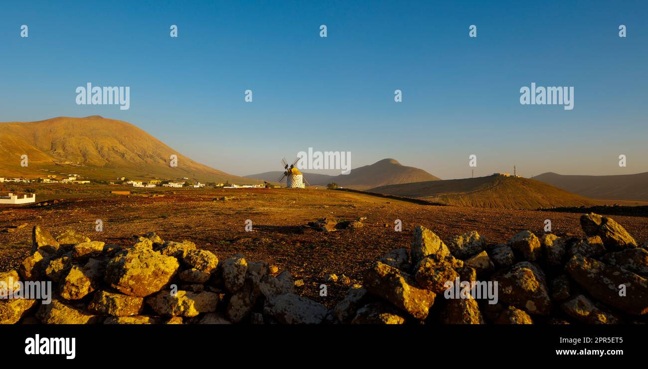 Mulino a vento a Villa Verde la Oliva Fuerteventura alla luce della sera Foto Stock