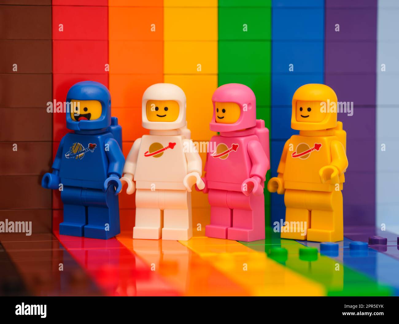 Tambov, Federazione Russa - 07 novembre 2022 quattro minifigure dell'astronauta Lego in piedi su uno sfondo arcobaleno. Foto Stock