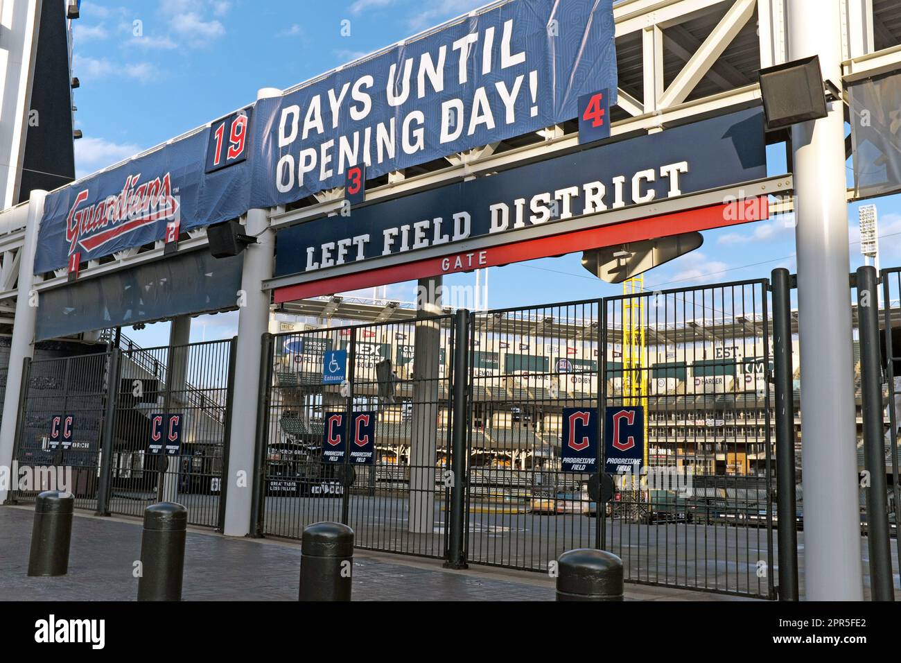 Il campo da baseball dei Guardians a Cleveland, Ohio, il 19 marzo 2023, con un banner sopra l'ingresso del distretto di campo sinistro che annuncia 19 giorni fino al giorno di apertura. Foto Stock
