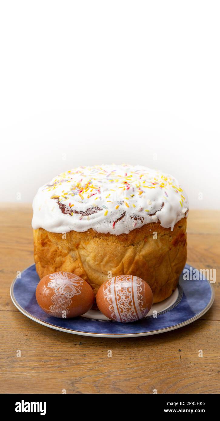 Cibo tradizionale ucraino di Pasqua, uova di Pysanky e Paska, pane di frutta ghiacciato. Anche Kulich nella tradizione russa. Foto Stock