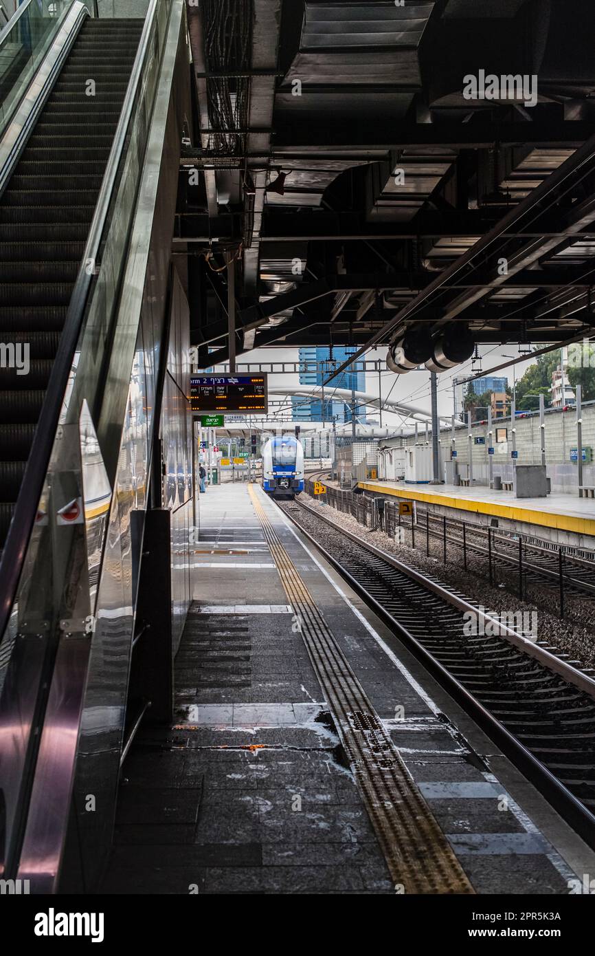 Stazione ferroviaria di Tel Aviv, vista verticale del treno che arriva verso il binario Foto Stock