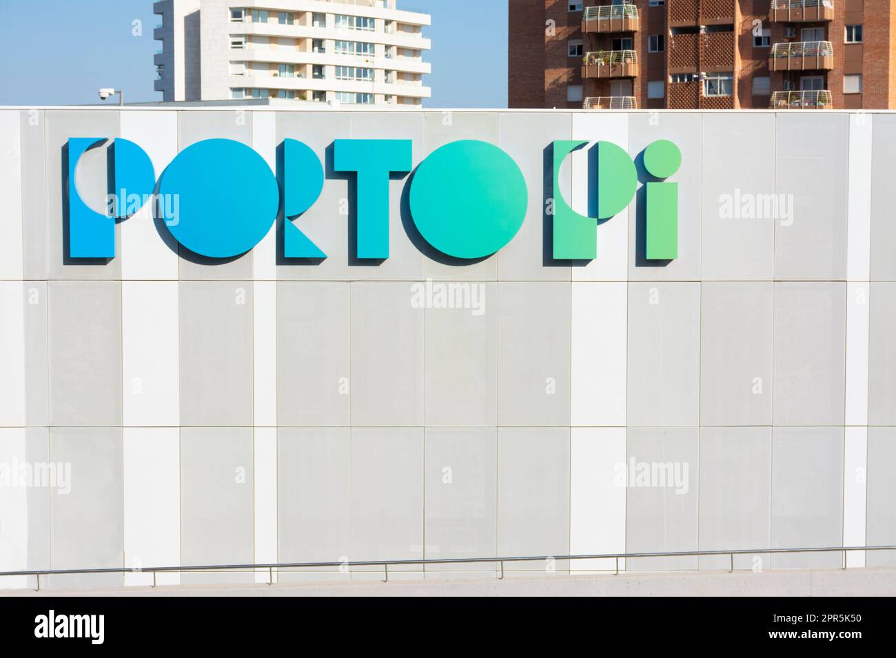 Palma di Maiorca, Isole Baleari, Spagna. 22 luglio 2022 - lettere sulla facciata del centro commerciale di Porto Pi, accanto al terminal delle navi da crociera Foto Stock