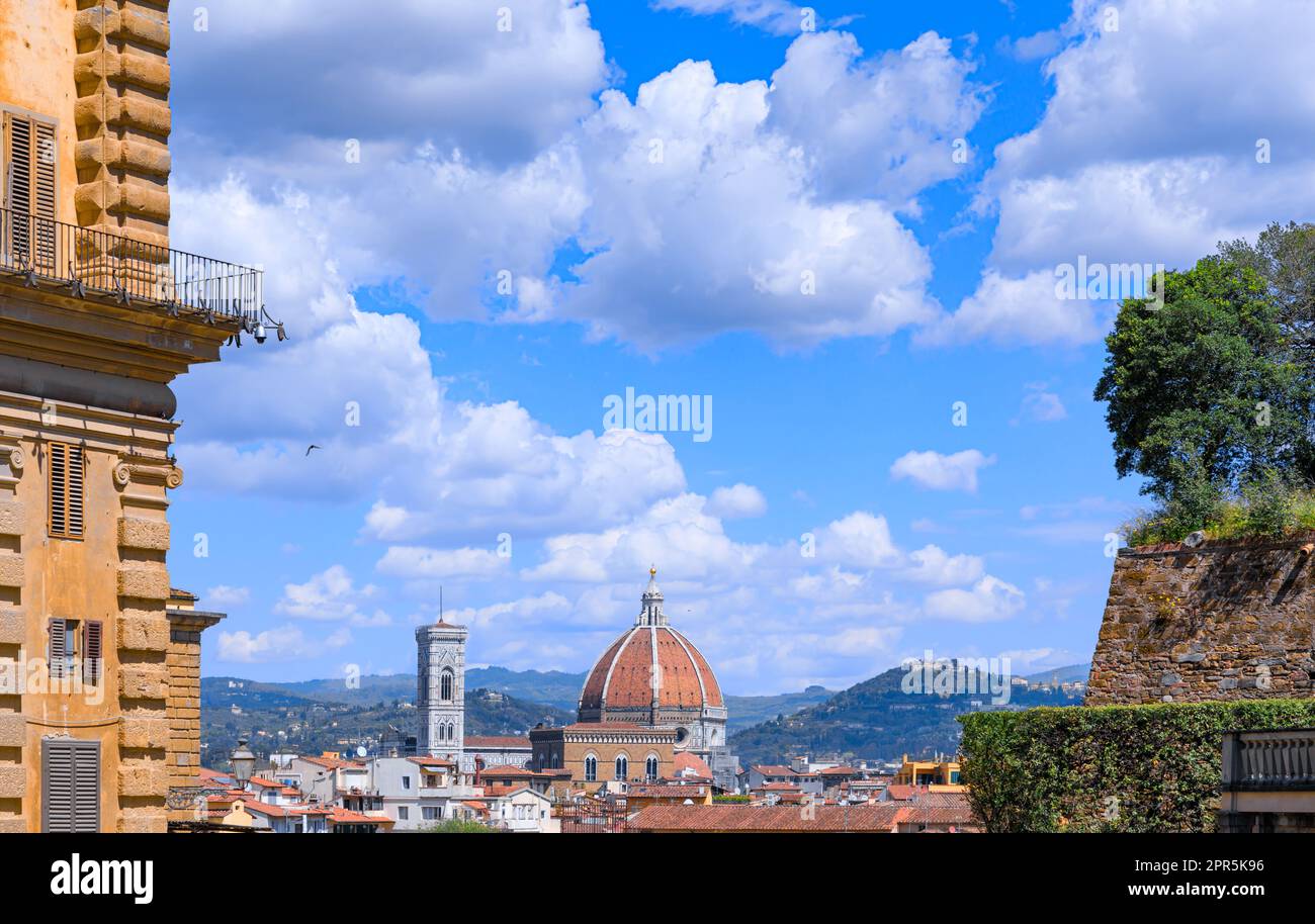 Skyline di Firenze: Cattedrale di Santa Maria del Fiore vista da Palazzo Pitti e dai Giardini di Boboli. Foto Stock