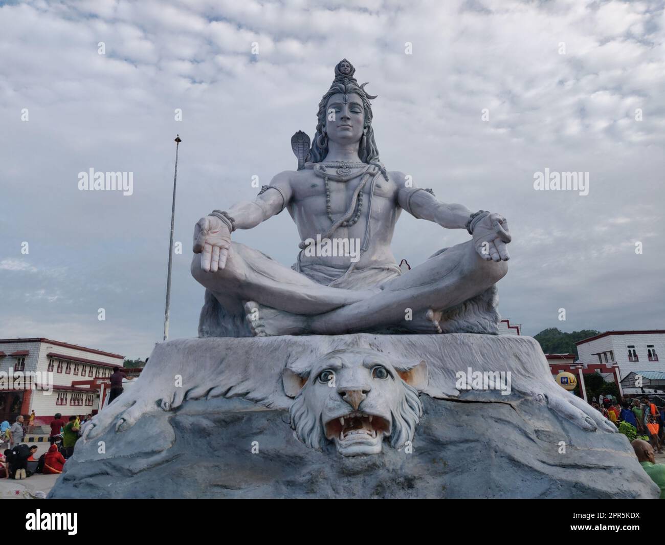 Un primo piano di una statua Hindu Lord Shiva in India con un cielo blu nuvoloso sullo sfondo Foto Stock