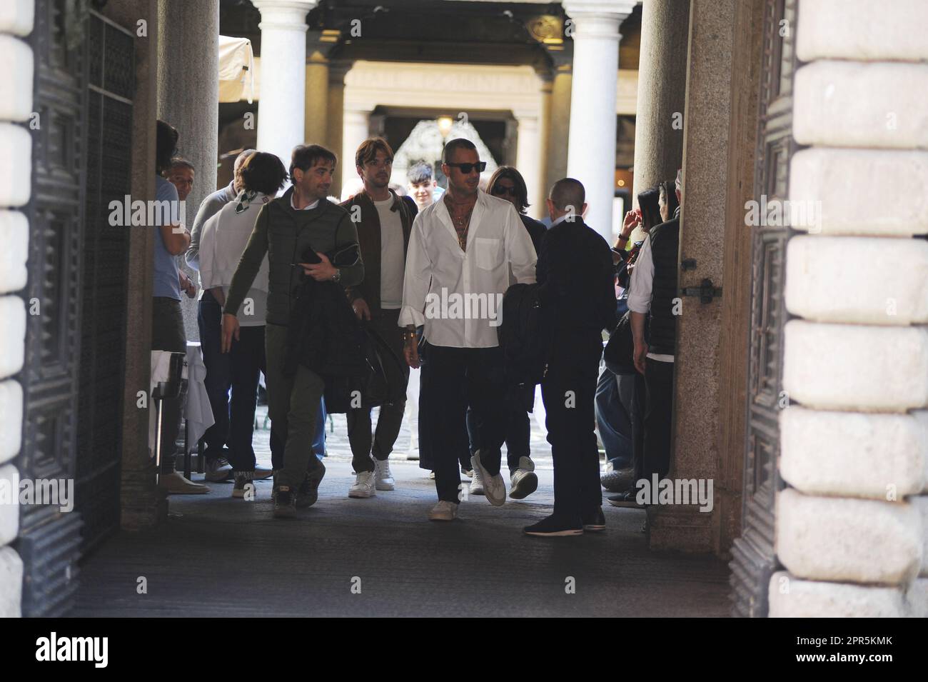 Milano, . 26th Apr, 2023. Milano, 26-04-2023 Fabrizio Corona arriva in centro, e dopo aver parcheggiato il suo SUV va a pranzo in un noto ristorante del centro. Dopo aver pranzato con Carolina e un amico, Fabrizio lascia il Salumaio di Montenapoleone e cammina verso l'auto, accende una sigaretta e dopo aver salutato i fotografi, si allontana. Credit: Independent Photo Agency/Alamy Live News Foto Stock