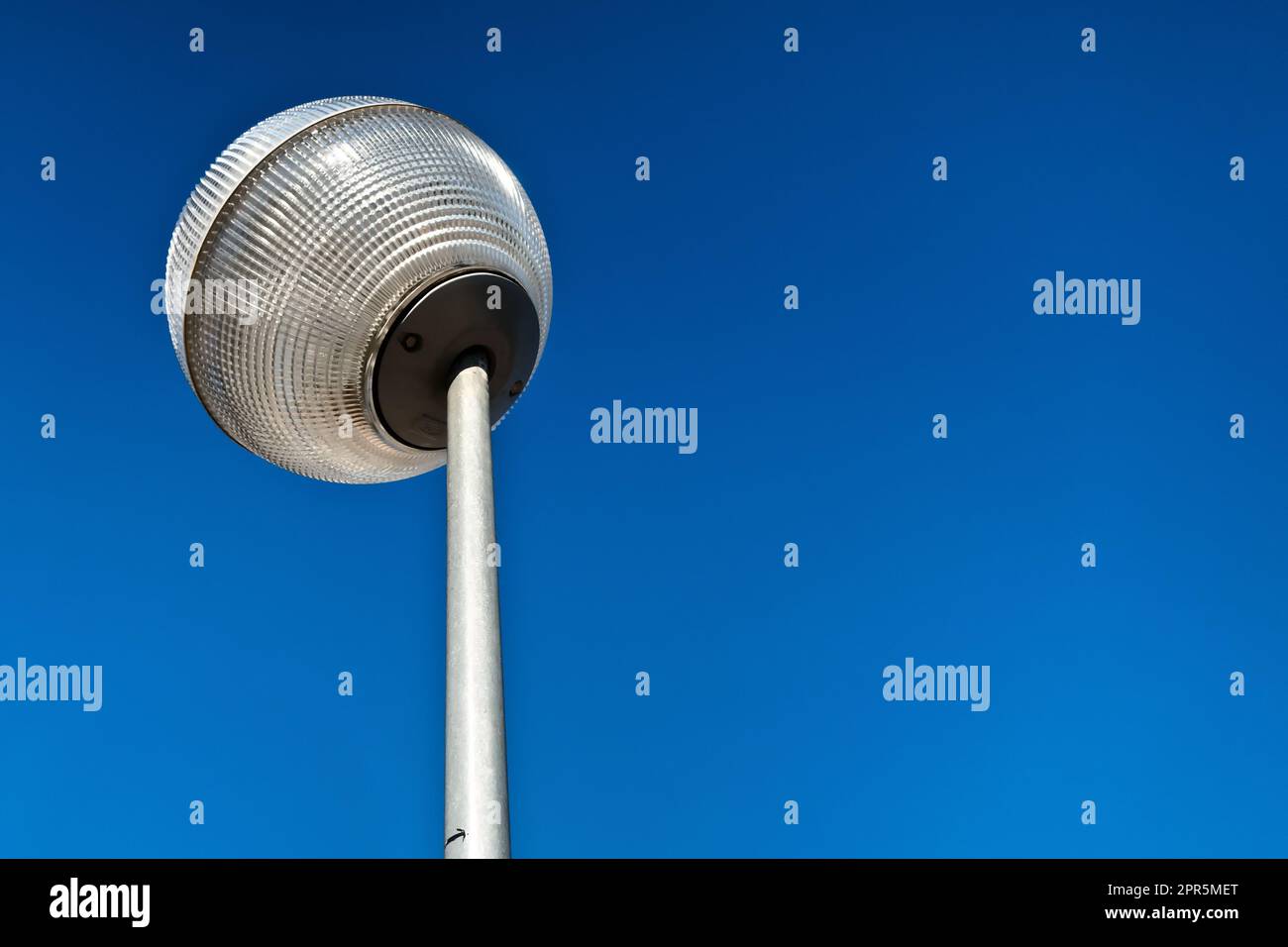 Un lampione isolato su uno sfondo blu del cielo. Foto Stock