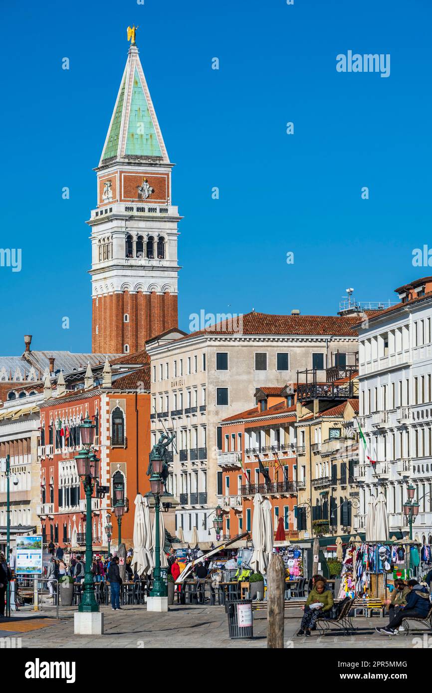 Riva degli Schiavoni e Campanile di San Marco, Venezia, Veneto, Italia Foto Stock