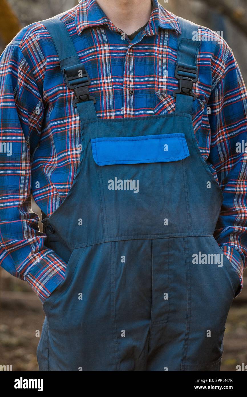 Abbigliamento del coltivatore o del giardiniere aspetto di moda camicia blu modellato tute di Jumpsuit a scacchi. Foto Stock