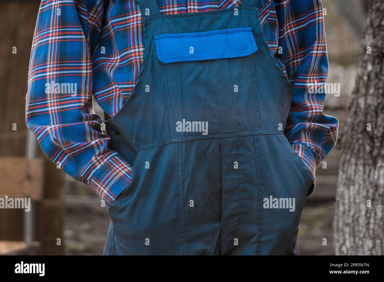 Abbigliamento del coltivatore o del giardiniere aspetto di moda camicia blu modellato tute di Jumpsuit a scacchi. Foto Stock