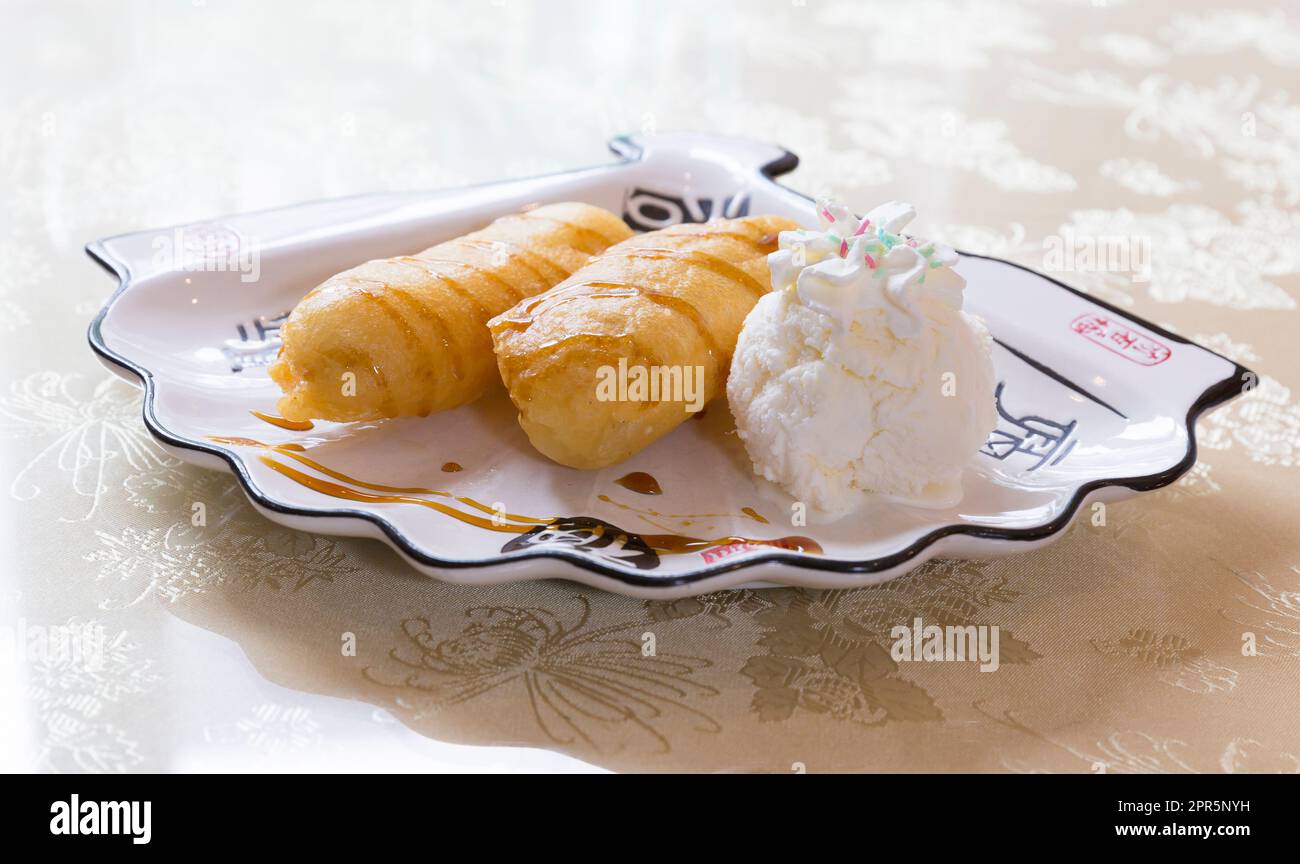 Banane fritte con gelato Foto Stock