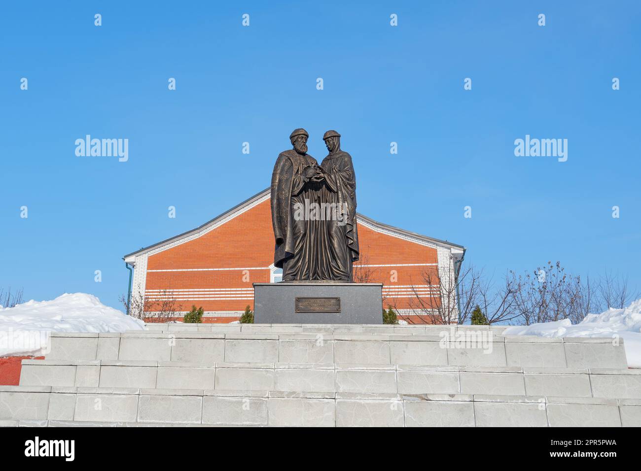 Monumento a Pietro e Fevronia Muromsky con una colomba nelle sue mani. Scultura, attrazioni turistiche di Kolomna. 22 febbraio 2023, Kolomna, Russia. Foto Stock