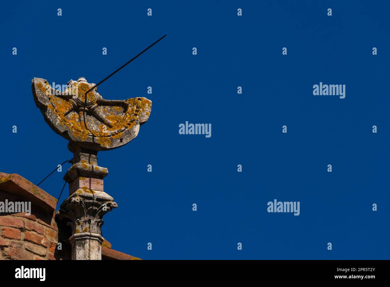 Tempi e ore antichi. Vecchia meridiana con gnomone sul Ponte Vecchio a Firenze (con cielo blu e spazio copia) Foto Stock