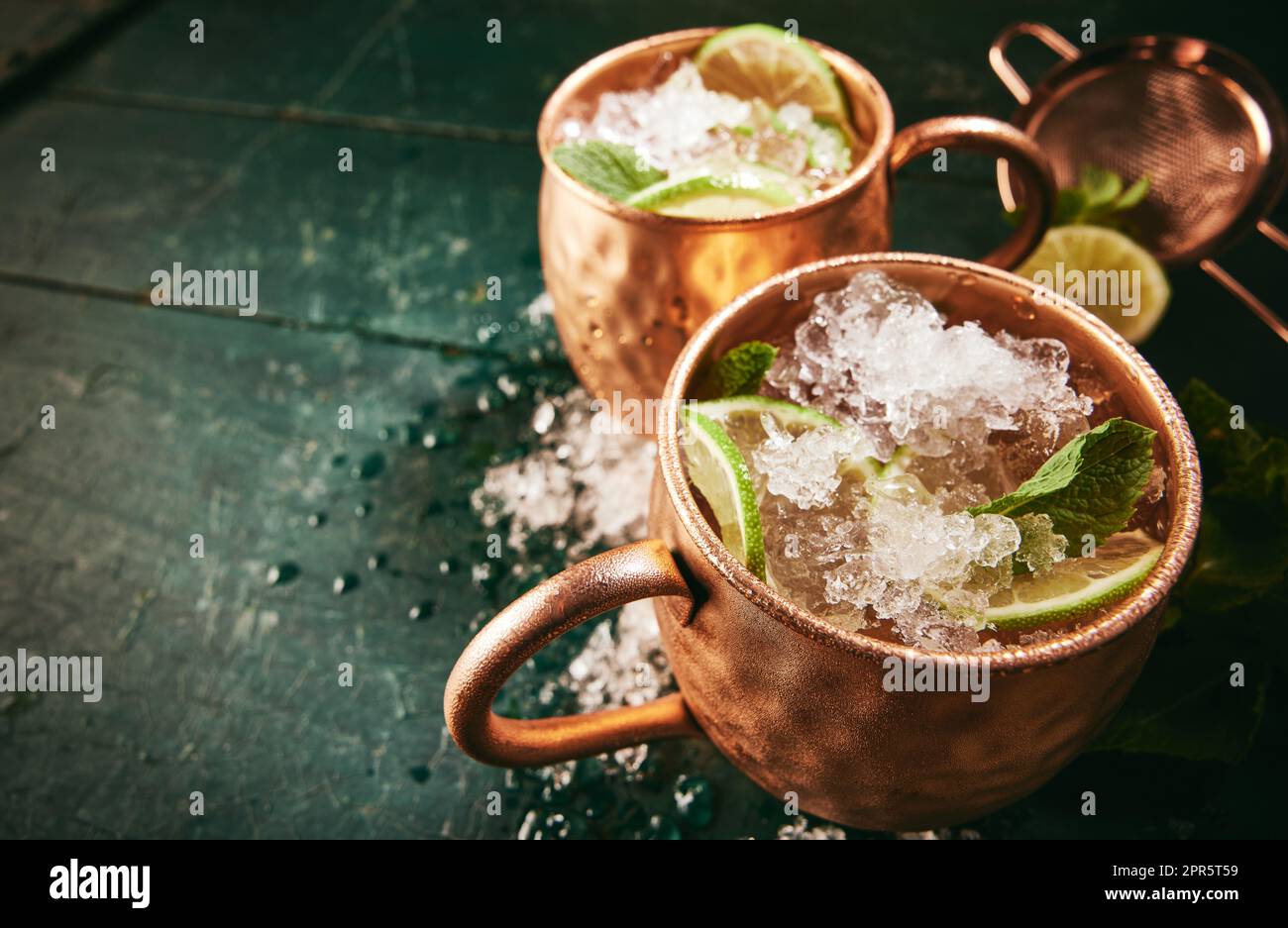 Tazze di rame con cocktail alcolici di mosca Foto Stock