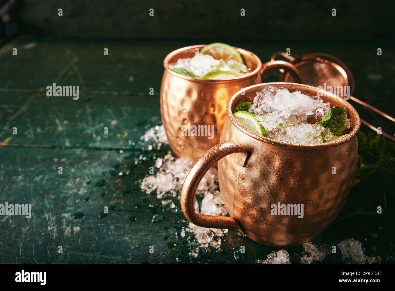 Cocktail di mulo a Mosca in tazze di rame sul tavolo Foto Stock