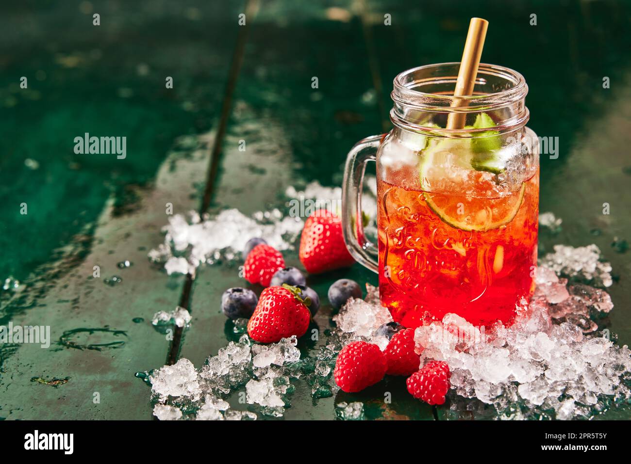 Drink rinfrescante e frutti di bosco maturi sul tavolo Foto Stock