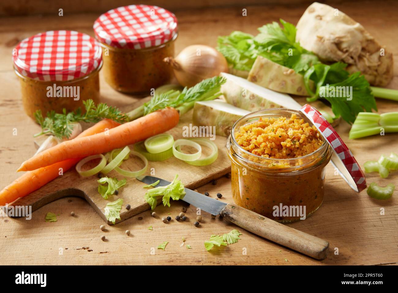 Conservazione degli ortaggi vicino a vari prodotti Foto Stock