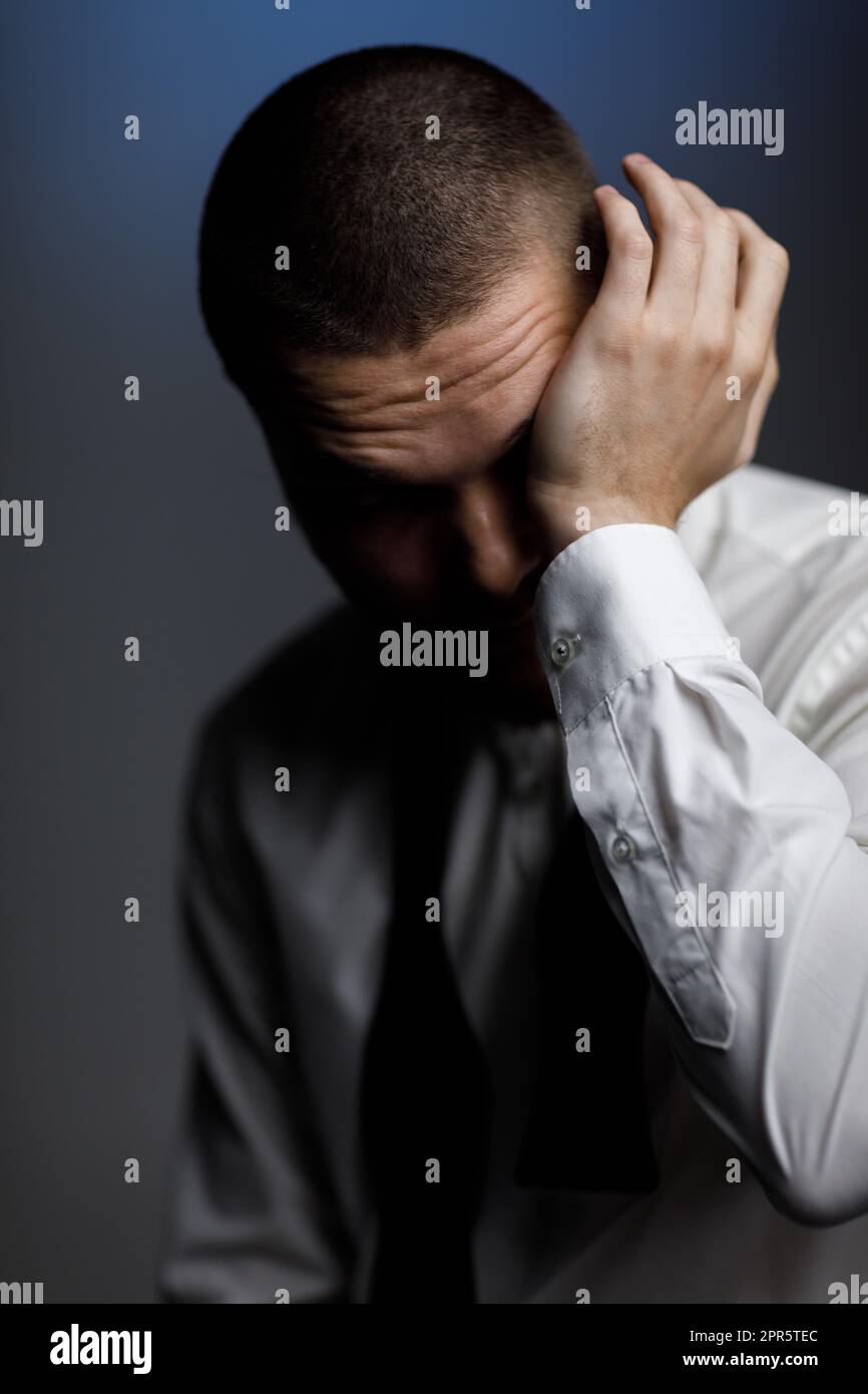 Giovane uomo barbuto in una camicia bianca ed il filtro bow tie Foto Stock