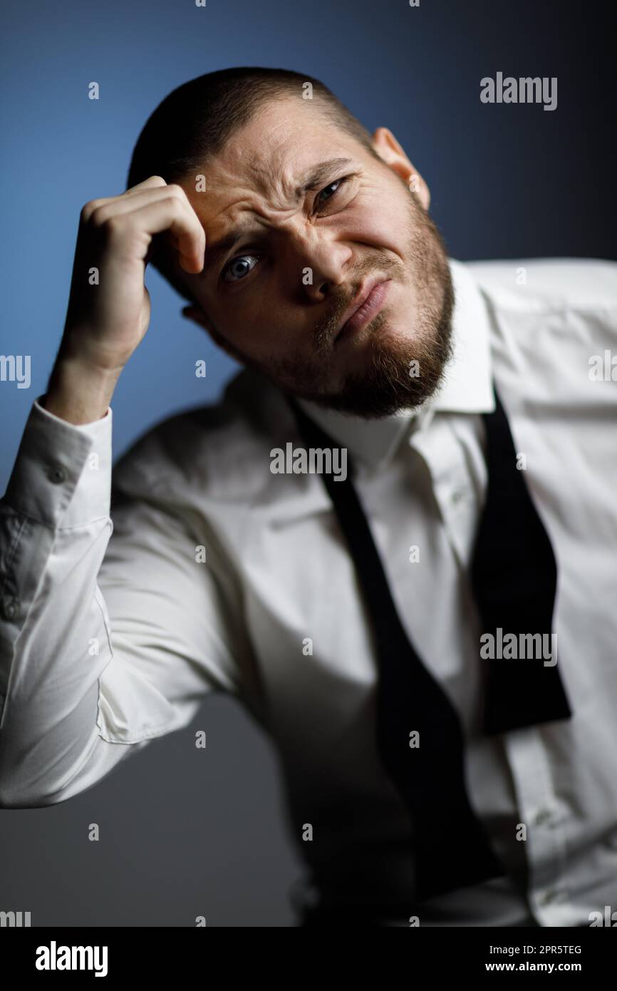 Giovane uomo barbuto in una camicia bianca ed il filtro bow tie Foto Stock