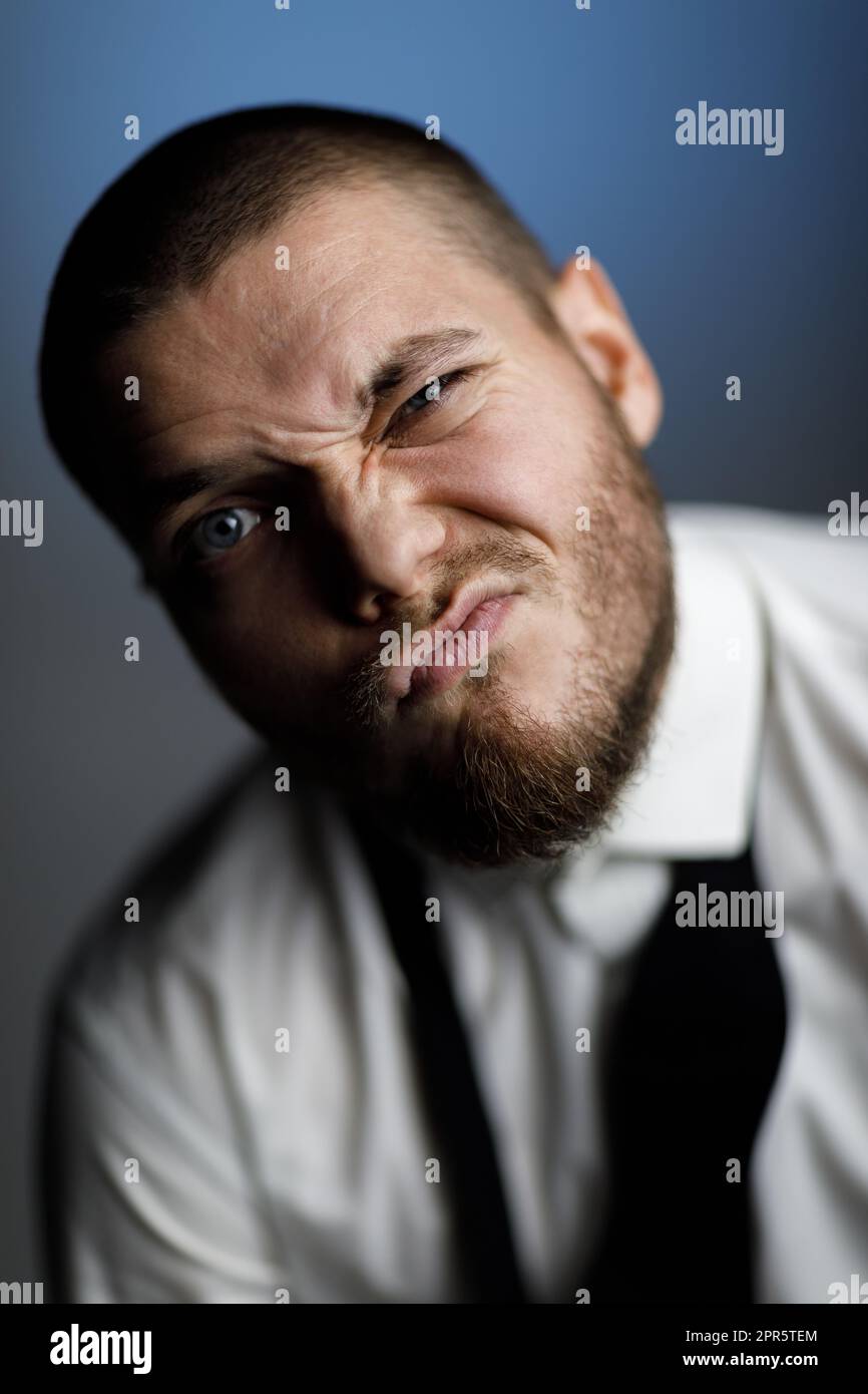 Giovane uomo barbuto in una camicia bianca ed il filtro bow tie Foto Stock