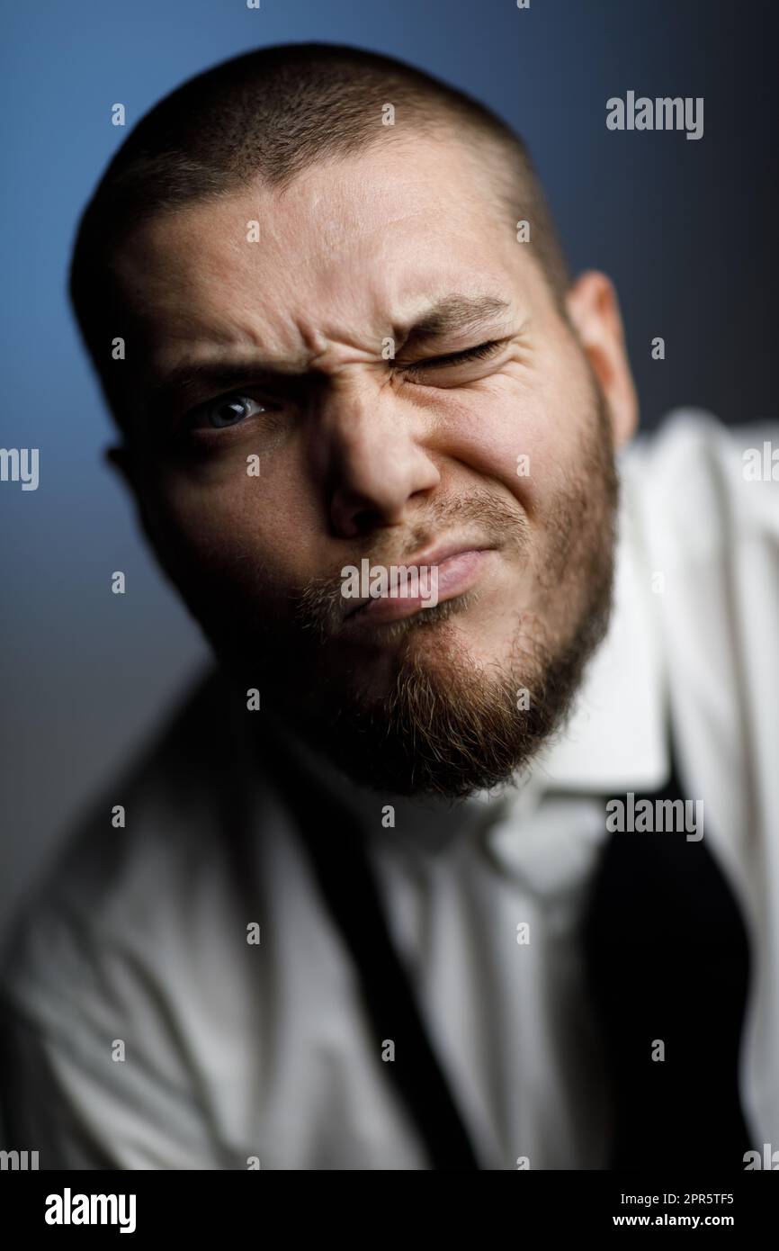 Giovane uomo barbuto in una camicia bianca ed il filtro bow tie Foto Stock