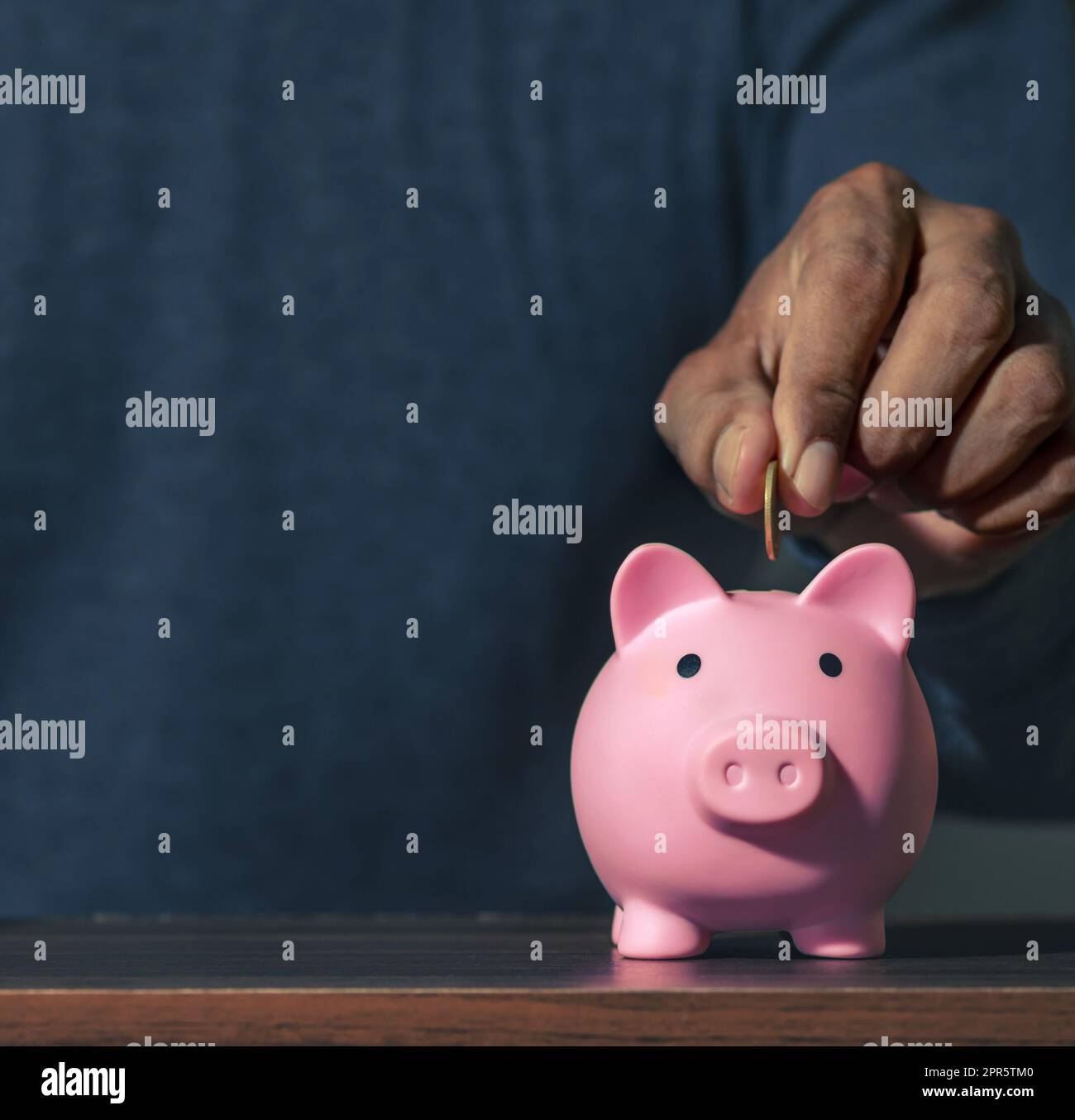 Risparmiare denaro e conti bancari per il concetto di finanza Foto Stock