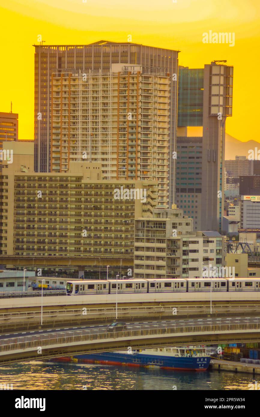 Yurikamome Tokyo Waterfront nuova linea costiera traffico e la sera Foto Stock