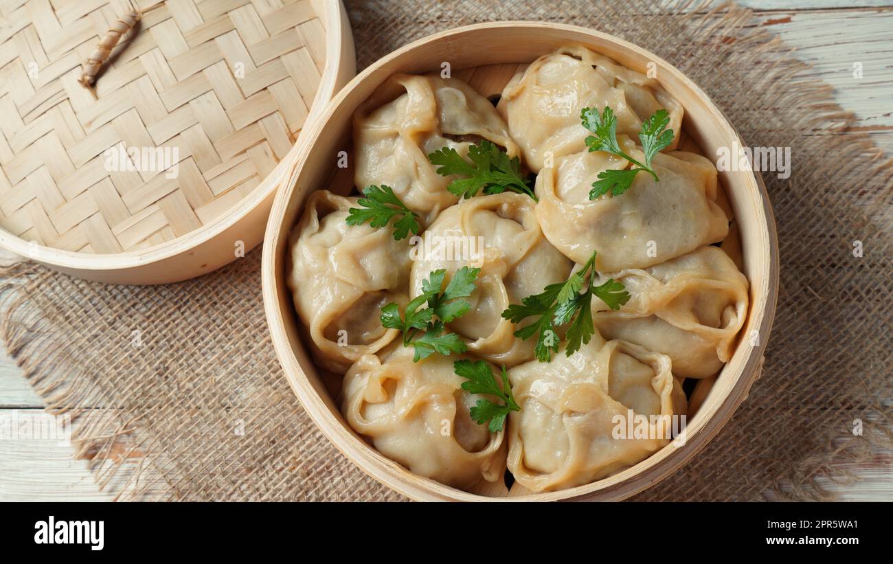 Manti, gnocchi di carne tritata avvolti in pasta azzotta e cotti al vapore Foto Stock