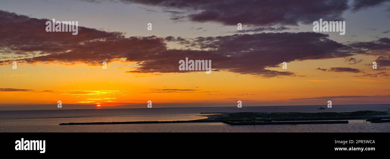 Helgoland - guardare sull'isola dune - tramonto sul mare Foto Stock