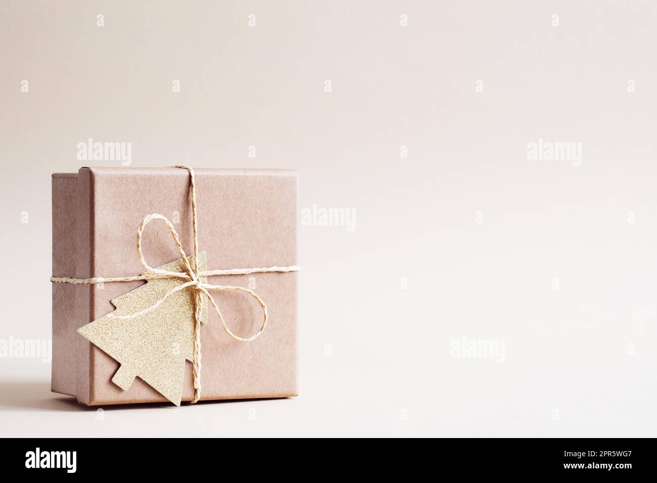 Natale e zero sprechi, eco-friendly confezioni regalo in carta kraft. Natale nuovo anno Celebrazione decorazioni concetto Foto Stock