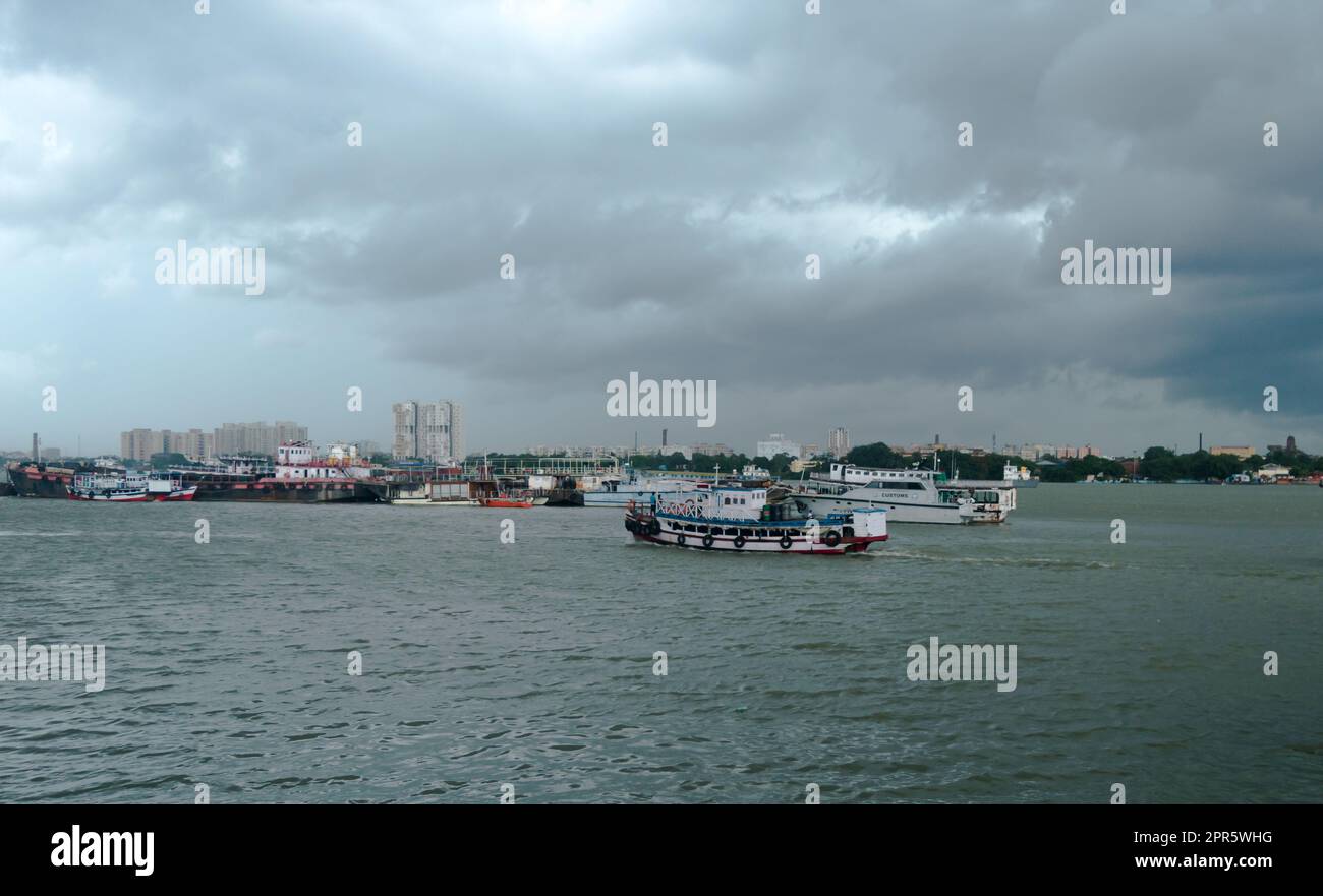 Splendida vista panoramica delle nuvole spettacolari sull'orizzonte del fiume Gange in una giornata buia. Vista da Babu Ghat. Kolkata Bengala Occidentale India Asia meridionale 19 giugno 2022 Foto Stock