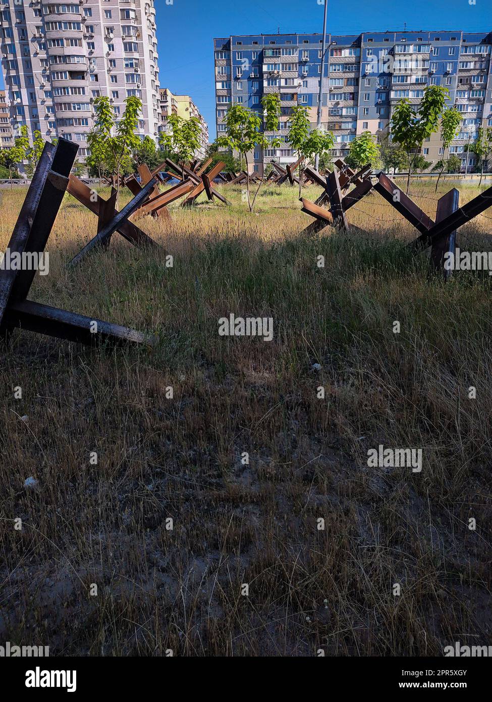 Strutture anticarro in ferro sullo sfondo degli edifici della città. Foto Stock