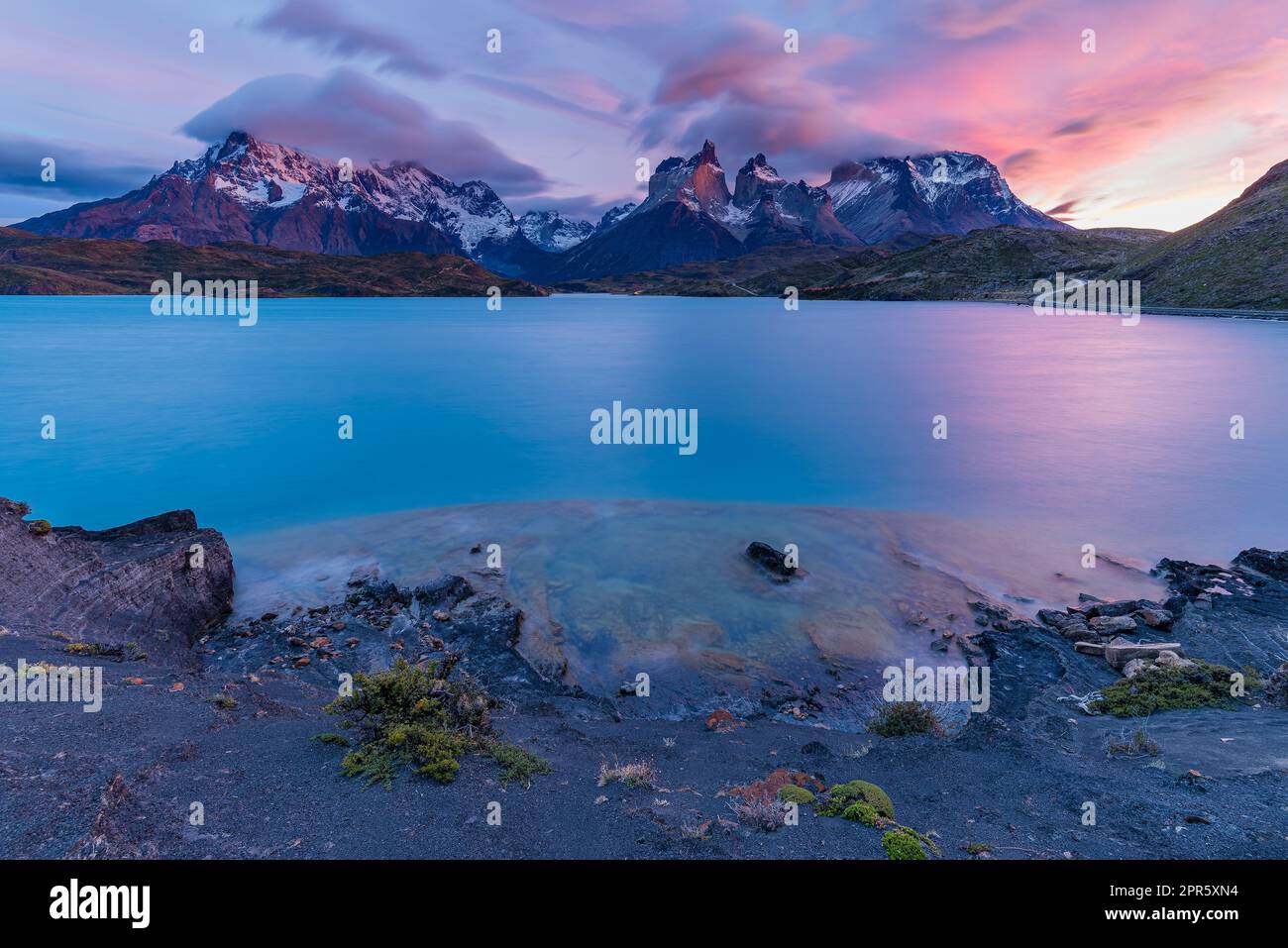 Alba Cuernos del Paine dal lago Pehoe, Parco Nazionale Torres del Paine, Patagonia, Cile Foto Stock