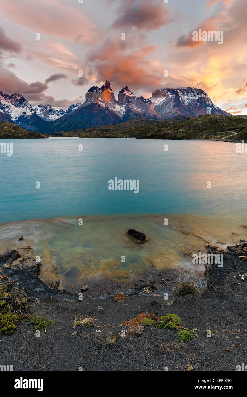 Alba Cuernos del Paine dal lago Pehoe, Parco Nazionale Torres del Paine, Patagonia, Cile Foto Stock