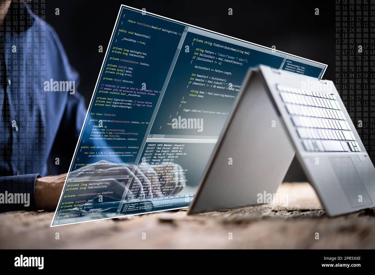 Programmatore di computer che scrive il codice di programma sul computer Foto Stock