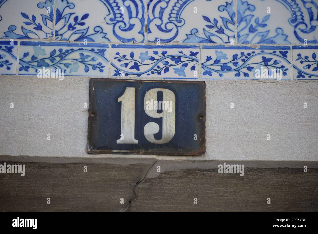 Numero 19 su una casa a Lisbona - Lisboa - la capitale del Portogallo, settembre 2018 Foto Stock