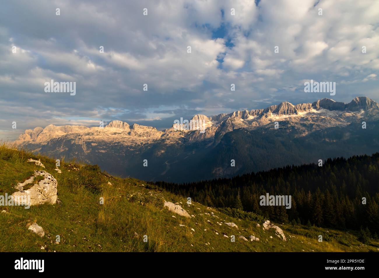Dolomiti sul confine italiano e sloveno intorno al monte Ursic Con 2541 m nelle Alpi Giulie Foto Stock