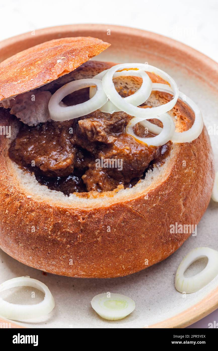 goulash di manzo in pagnotta di pane Foto Stock