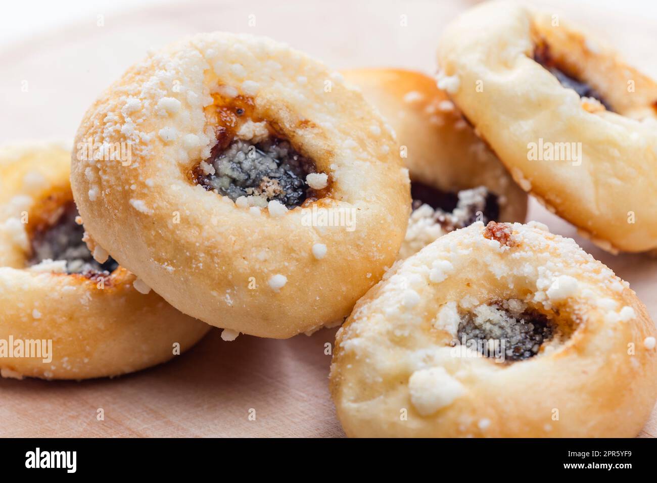tradizionali torte ceche su legno di abete rosso bruciato Foto Stock
