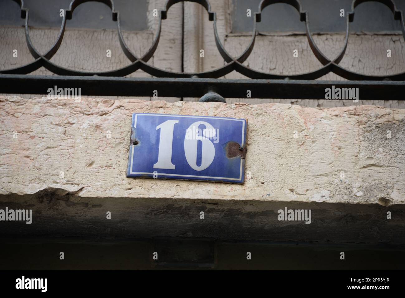Numero 16 su una casa a Lisbona - Lisboa - la capitale del Portogallo, settembre 2018 Foto Stock Numero 16 su una casa a Lisbona - Lisboa - la capitale del Portogallo, settembre 2018 Foto Stock