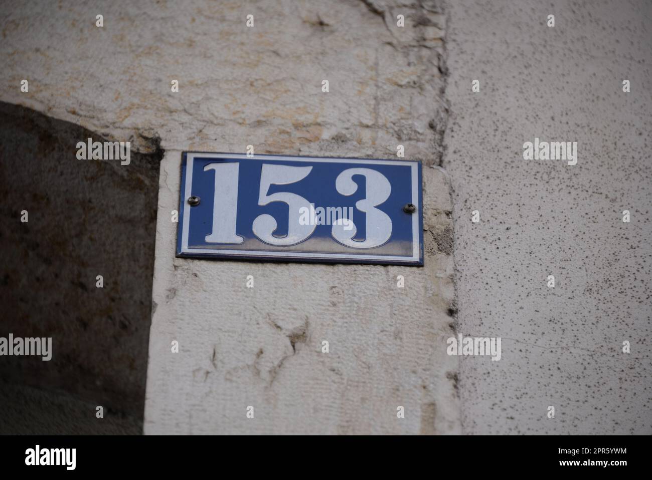 Numero 153 su una casa a Lisbona - Lisboa - la capitale del Portogallo, settembre 2018 Foto Stock