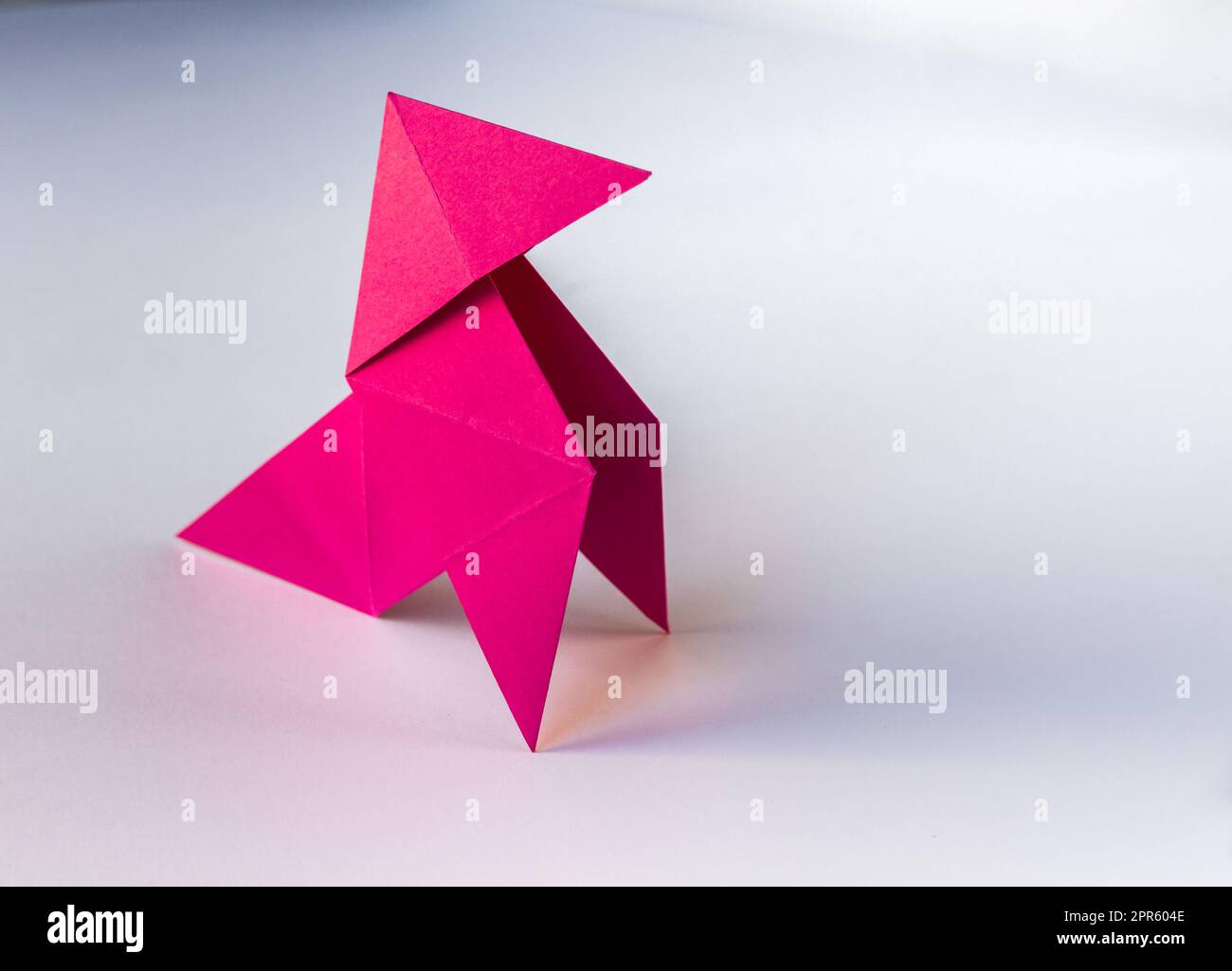 Carta rosa gallina origami isolato su sfondo bianco Foto Stock