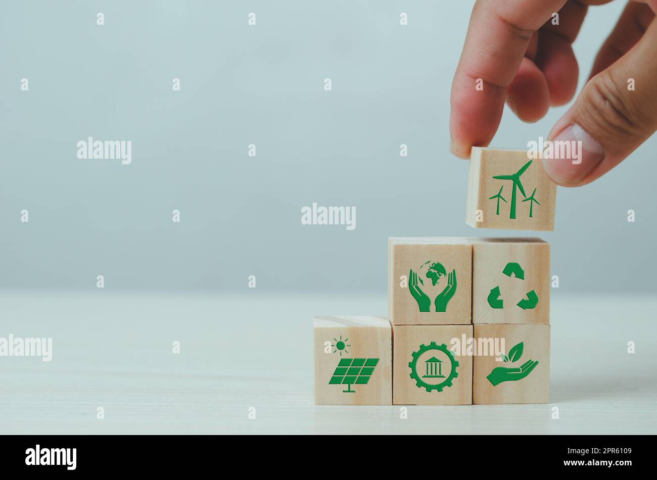 Mettere a mano cubi di legno con ESG Environmental Social Governance simbolo sul tavolo copia space.Business concetti. Foto Stock