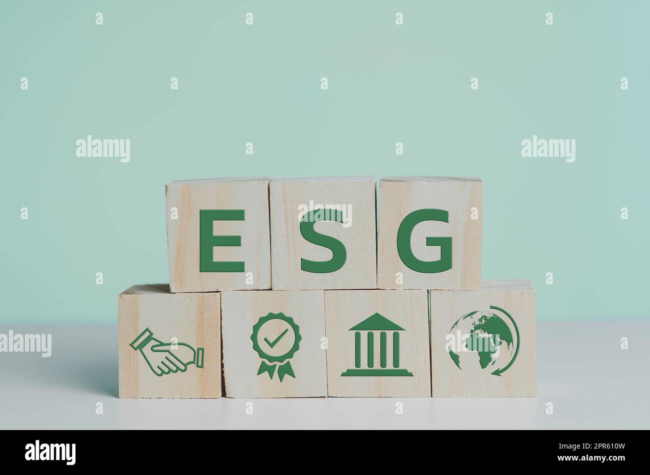 Cubi di legno con il simbolo ESG Environmental Social Governance sulla tabella copy space.Business Concepts. Foto Stock