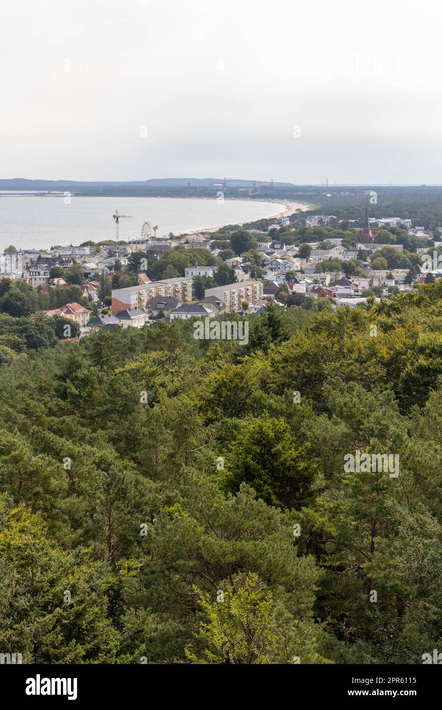 La vista dalla cima dell'albero cammina verso Swinemünde/Wollin in Polonia sull'isola di Usedom in estate. Foto Stock