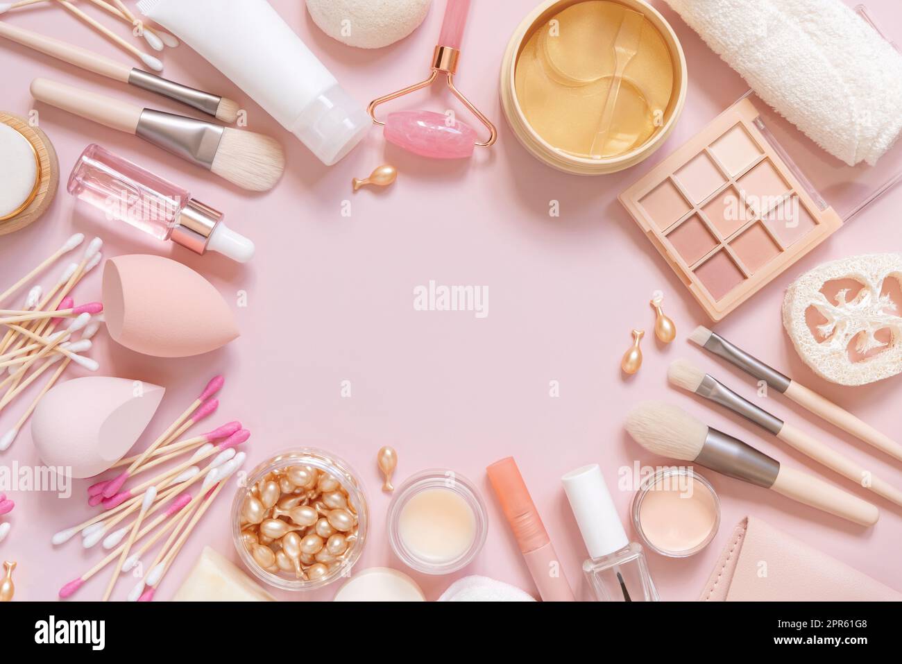 Cura naturale della pelle e cosmetici decorativi di colore rosa chiaro, vista dall'alto, spazio copia Foto Stock