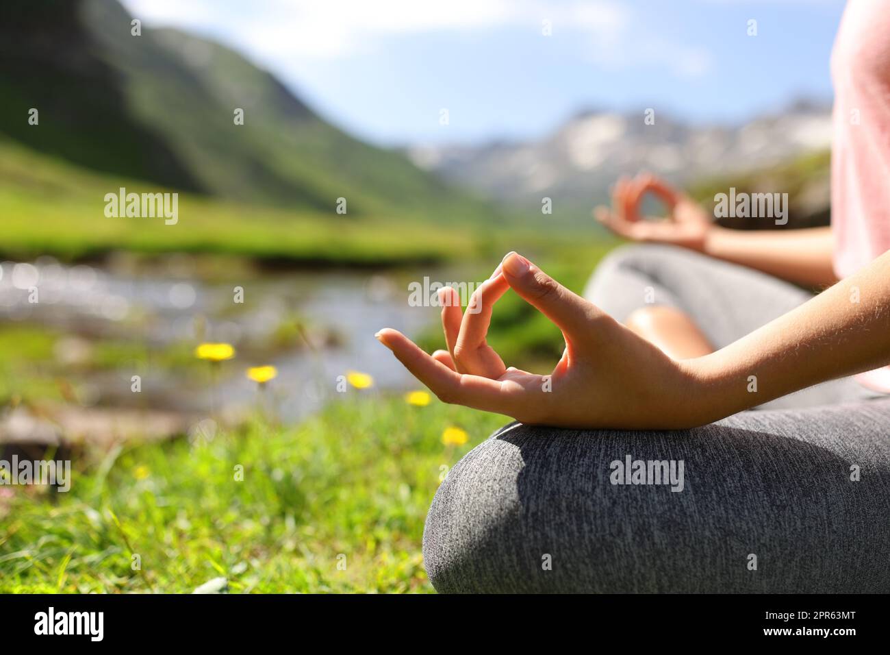 Primo piano di una donna che fa yoga in natura Foto Stock