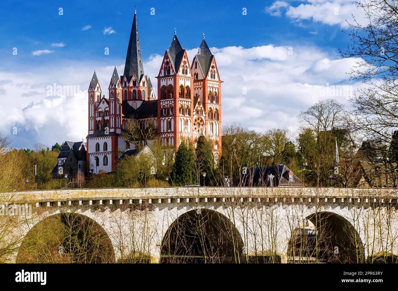 Cattedrale di Limburgo (Limburger Dom, Georgsdom) sopra la città vecchia di Limburgo sul fiume Lahn nello stato dell'Assia, Germania. Foto Stock